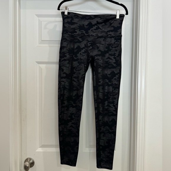 SPANX faux leather CAMO legging XL - Picture 4 of 7